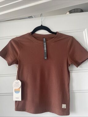 Vuori Pose Fitted Tee - Hazelnut